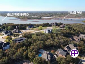 Aerial photography of residential home on a lake showcasing accuaerialphotos™ service with accucallouts™