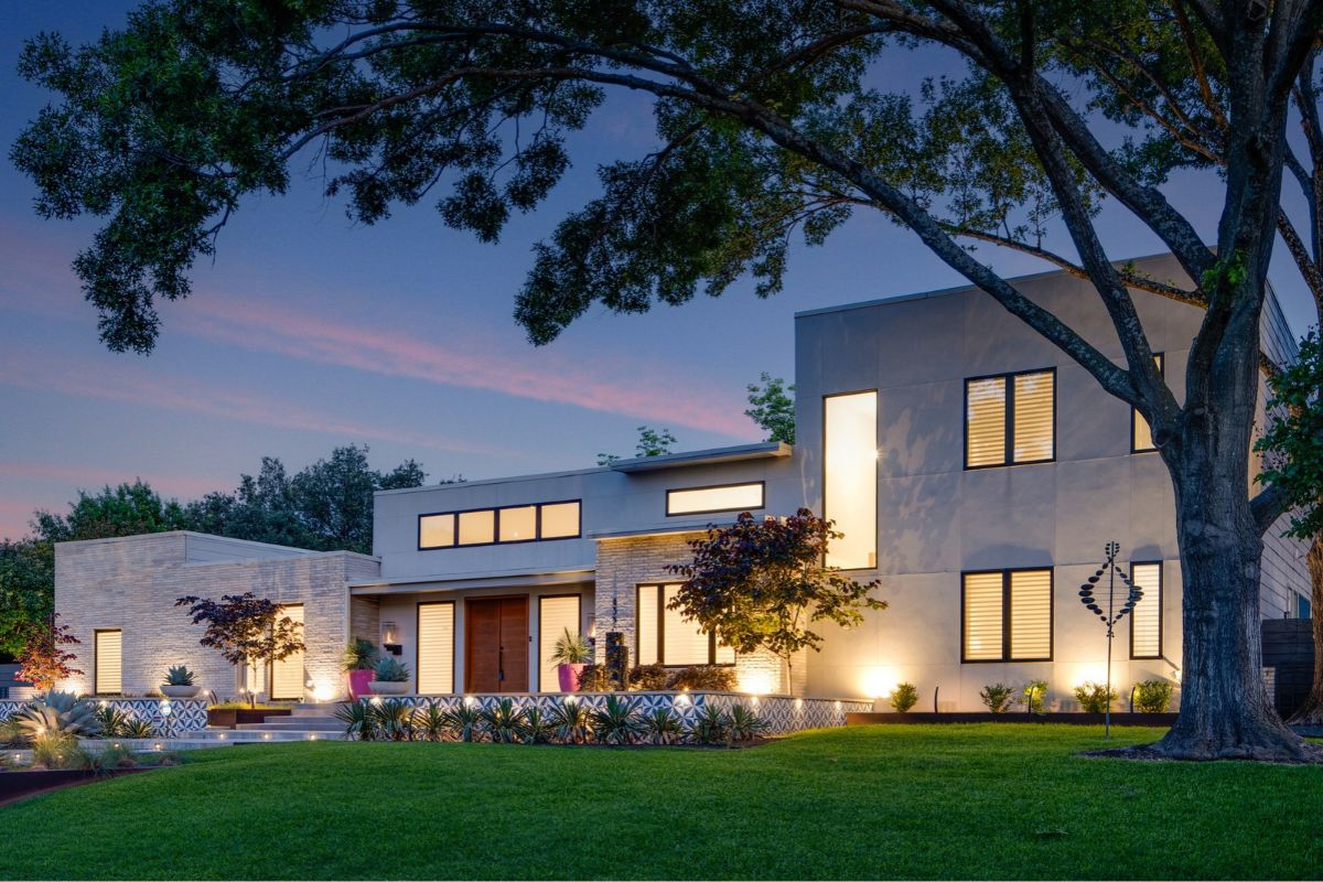 Dusk twilight exterior photography of a modern luxury home in dallas, texas.